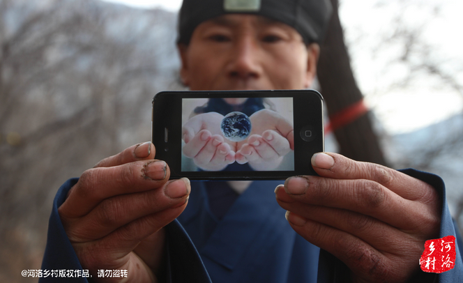 老崔雖然在山上修行，可是家里還有六個(gè)兄弟姐妹，家里人來找過他，他認(rèn)為打工太累了，還需要受氣，不如山中修行自在。通過山下的香客，他花了800塊錢買了一個(gè)蘋果手機(jī)，這是他在山上最奢侈的一次購(gòu)物。老崔有些心疼，他說那個(gè)香客不應(yīng)該收他錢才對(duì)。