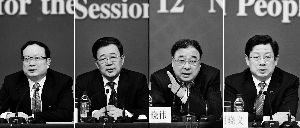 昨天，國務院深化醫(yī)藥衛(wèi)生體制改革領導小組辦公室負責人王保安、孫志剛、馬曉偉、胡曉義（從左至右）就“醫(yī)藥衛(wèi)生體制改革”有關問題回答記者提問。記者王鵬/攝