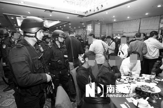 手持微沖、身穿防彈背心的警員進(jìn)入酒樓進(jìn)行調(diào)查。深圳警方供圖
