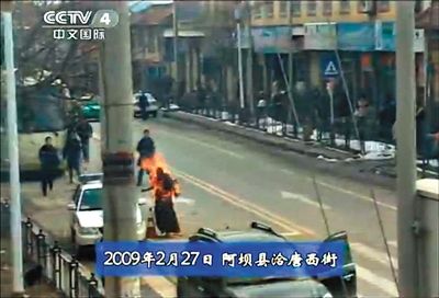 2009年2月27日，一名僧侶在阿壩縣洽唐西街自焚。本版圖片/央視截圖