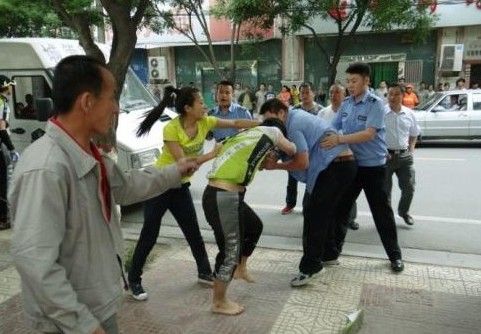 　圖為5月31日，延安城管隊員暴力執(zhí)法場面。