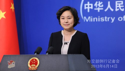 2013年6月14日，外交部發(fā)言人華春瑩主持例行記者會。