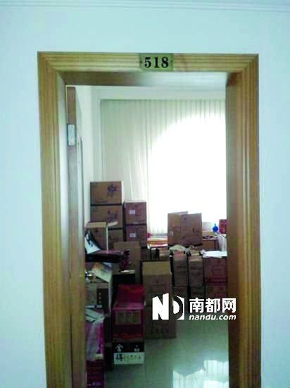 　江蘇靖江市工商局餐廳倉庫里被爆堆滿了高檔酒。