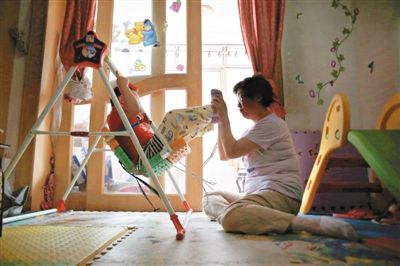 6月14日，未婚媽媽于軍的家里，她正在陪女兒悅悅玩耍。悅悅4歲了，因為沒有爸爸的信息而始終上不了戶口。