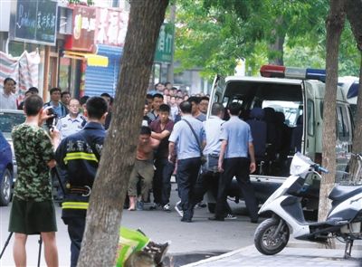 女童安全獲救后，嫌疑人被制服并由民警押出餐館。新華社發(fā)