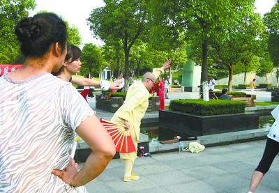 【漢網(wǎng)市民記者“關艾” 圖文報道】近日，我在漢陽一公園內(nèi)，看見幾個削發(fā)尼姑和群眾們在一起跳健身舞。
