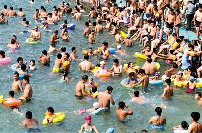 昨日，濟(jì)南市最高氣溫超過37℃，位于市區(qū)黑虎泉畔的泉水浴場(chǎng)免費(fèi)開放。