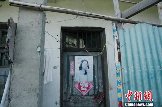 圖為嫌犯租住的民房，當天受害人即攀在門上的窗口對外呼救。 吳佳蔚 攝