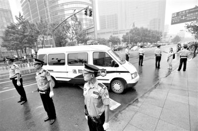 　　昨日早上,押解李某某的車隊開進(jìn)法院。當(dāng)日,李某某等5人涉嫌強(qiáng)奸案在海淀法院不公開審理。本版攝影/新京報記者 王貴彬