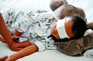 9月2日，小斌斌在病床上休息。山西省眼科醫(yī)院院長賈亞丁介紹，醫(yī)院安排心理專家對患兒及家屬進(jìn)行心理治療。