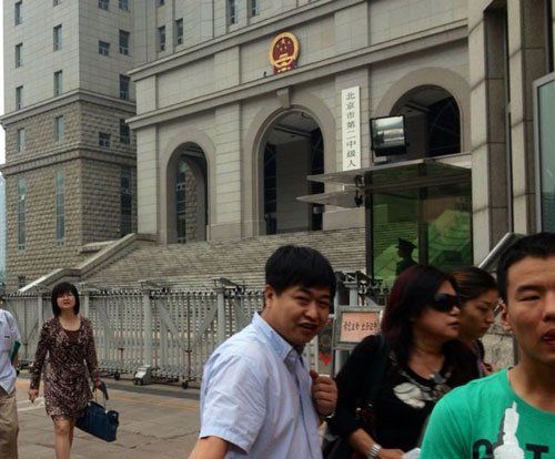 上午10：35分左右，蘇順虎律師和其家屬從法院西大門出來。