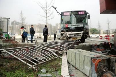 1月6日，成都雙華大道，失控后的公交車撞垮一單位的護(hù)欄。攝影 劉陳平