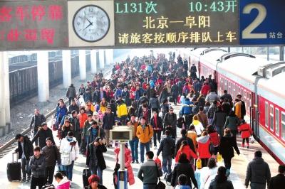 昨天，由北京開出的列車途經(jīng)安徽亳州火車站，大量旅客回到家鄉(xiāng)