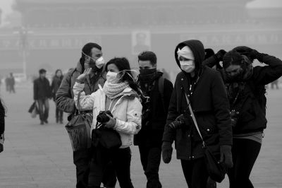 天安門廣場戴口罩的外國游客。