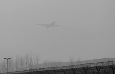 在首都機場，飛機在霧霾中降落。