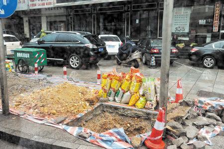 遠大一路兩側，市政工程開挖的一個個大坑沒有進行圍擋，碎石、黃土、彩條布散落一地，過往市民避之不及。