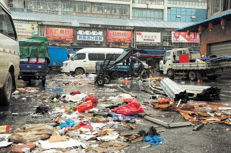 高橋大市場內(nèi)，大量的垃圾雜亂無章地堆放，商戶搬遷時留下的垃圾丟棄在市場內(nèi)無人問津，觸目驚心。