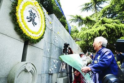 幸存者和遇難者遺屬昨在紀念館“哭墻”前獻花。