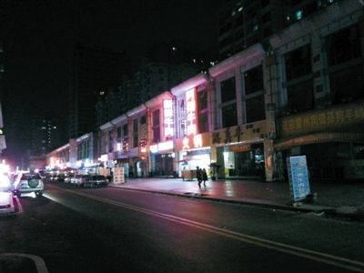 3月11日，掃黃后晚上8點天鵝湖路冷清的街道。以前，這里都是人和車輛，街邊站滿了小姐。新京報記者 林野 攝