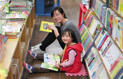 昨晚10時(shí)，來(lái)京探親的山東的李女士帶著5歲的女兒琪琪在三聯(lián)書(shū)店讀書(shū)。4月18日晚開(kāi)始，三聯(lián)韜奮書(shū)店正