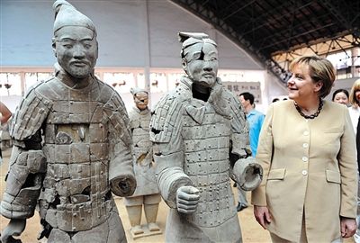 2010年7月17日，西安，默克爾參觀兵馬俑，慶祝生日。
