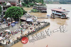 沙坪壩區(qū)磁器口，江水逼近休閑平臺(tái)。