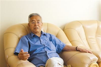 楊維駿 歷任云南省政協(xié)副主席等職。89歲高齡的楊維駿為12名失地農(nóng)民代表開道，到云南省政協(xié)反映問題。