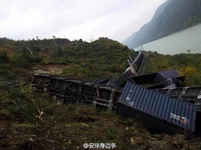 襄渝鐵路旬陽(yáng)至棕溪上行線(xiàn)發(fā)生山體塌方，致使75228次貨物列車(chē)8節(jié)車(chē)廂脫線(xiàn)。圖片來(lái)源于網(wǎng)絡(luò)