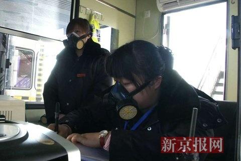 收費(fèi)員戴防毒面具上班。當(dāng)?shù)鼐W(wǎng)友供圖