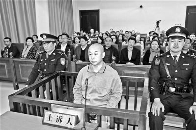 4月14日，趙志紅（前中）在庭審現(xiàn)場 供圖/新華社
