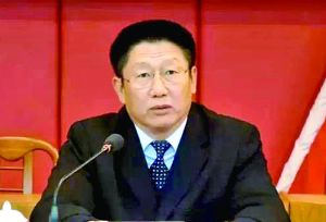 他曾身居要職，在仕途上平步青云，“連跳式”升官；他如今落馬，被查出近乎瘋狂地收受巨額利益、用公款送禮，還隱瞞“裸官”身份、在私企老板的安排下多次嫖娼、參與賭博、與多名女性通奸，被一線辦案人員形容為“五毒俱全”的干部。近日，深圳原市委常委、政法委書記蔣尊玉的貪腐歷程被披露。