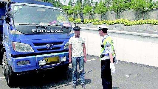 民警對(duì)持C1駕照駕駛大貨車(chē)、一年違法350余次的張某進(jìn)行批評(píng)教育。