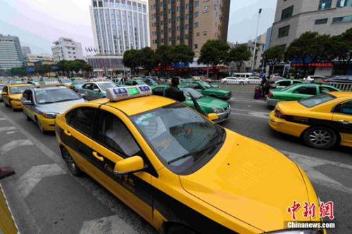 1月17日，福州華榕出租車公司期下的出租車在街頭候客。