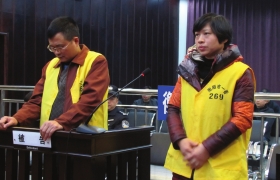 12月10日，衡陽市中級人民法院，顧湘陵（左）和妻子吳利君當庭接受庭審。圖/通訊員李建輝