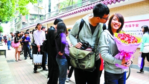 2011年11月11日，越秀區(qū)民政局，登記結(jié)婚的隊伍排了足有一百米長（資料圖片）。　記者黃澄鋒攝