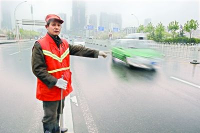 　肖慶旭師傅在事發(fā)地點講述經(jīng)過。記者李銳 攝