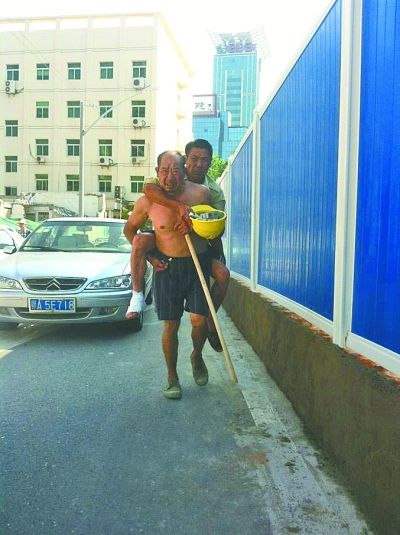 “謝謝，我們身上灰多，怕把車(chē)弄臟了”