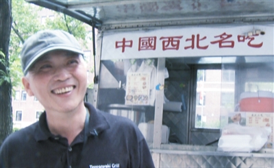 這是謝云峰在美國(guó)紐約街頭餐車前的視頻截圖。