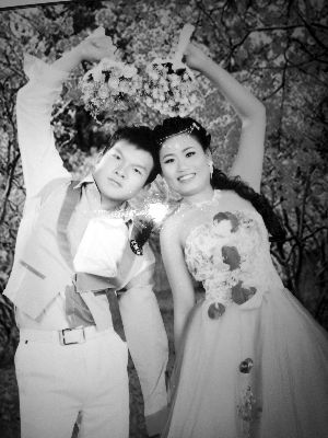 結(jié)婚照中的阿妮笑容燦爛，現(xiàn)實(shí)中，這對(duì)“跨國速成夫妻”還處在并不愉快的磨合過程中 本版均為資料圖片