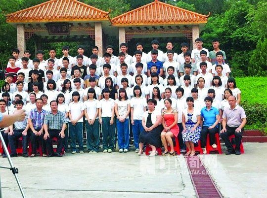 畢業(yè)照中間留出四個空位。