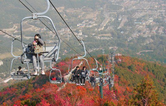 　香山公園“吊籃式”纜車除防護杠外，無其他防護措施。（資料圖）