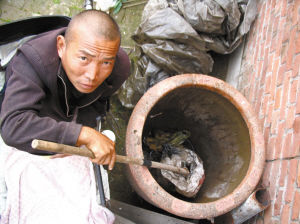 鄭艷良講述鋸?fù)冉?jīng)過。本報(bào)記者 汪洋 攝