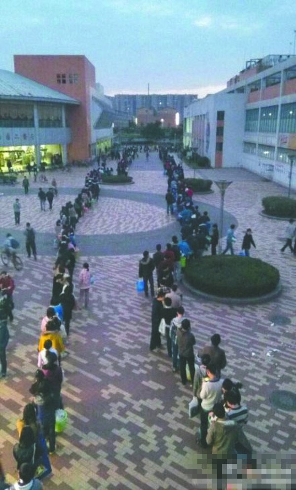 24日傍晚，川大江安校區(qū)浴室前排隊“盛況”