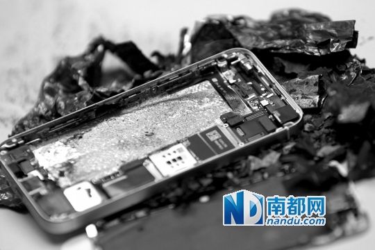 于先生的新iPhone5S手機直接“爆”廢。 南都記者劉有志攝