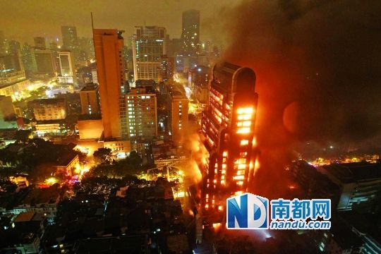 昨晚近7時(shí)，廣州越秀區(qū)起義路217號(hào)建業(yè)大廈發(fā)生火災(zāi)。火勢(shì)猛烈，將整棟大樓都燒了個(gè)通透。