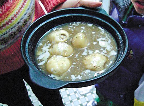 由于放置時間過久，鍋里的湯圓已經(jīng)非常大，湯圓皮上浮現(xiàn)很多白色物質(zhì)。