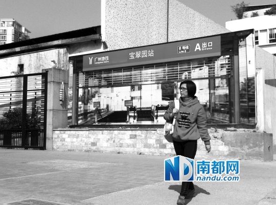 不少行人將這幅畫(huà)誤認(rèn)為是真地鐵站。南都記者 單小亮 攝
