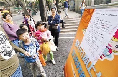 昨日，中華路小學(xué)貼出告示，提醒家長不要相信傳言。