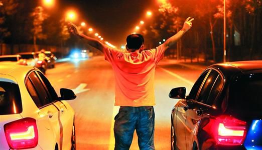 2013年8月25日凌晨，北京，在東壩大街路口進(jìn)行的一場飆車。