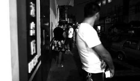通過聊天軟件陌陌，男子小黃認識了女孩小李，兩三天后，兩人就住到了一起。但好景不長，兩人在一起僅過了十幾天，戀愛關系即破裂，小黃稱曾給小李花了一萬余元。日前，小黃以詐騙為由將小李帶到派出所。
